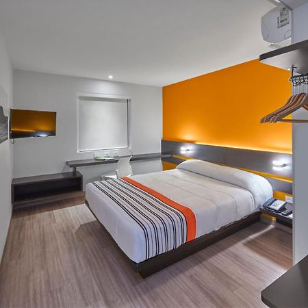 City Express Junior By Marriott Leon Centro De Convenciones Bagian luar foto
