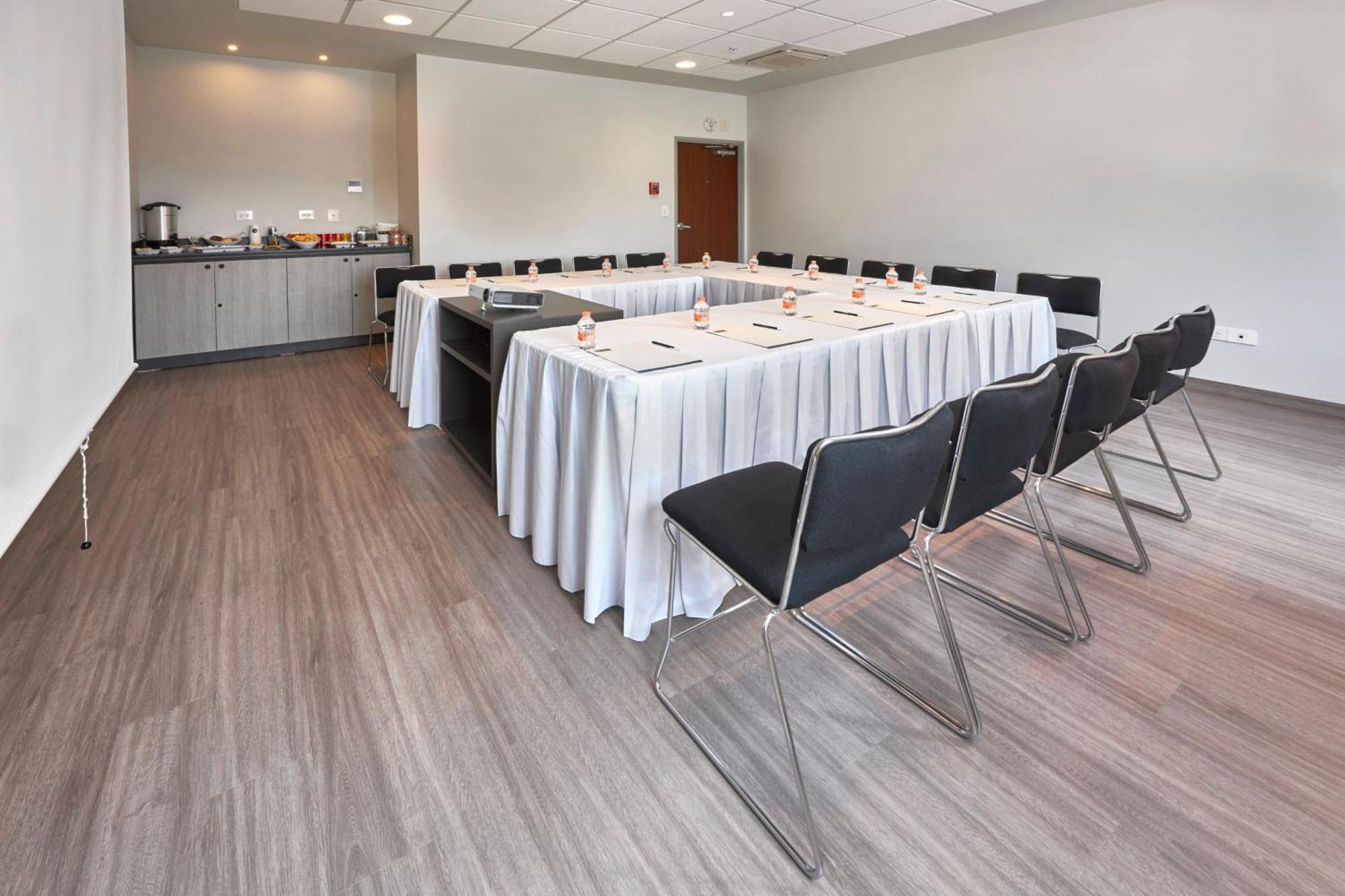 City Express Junior By Marriott Leon Centro De Convenciones Bagian luar foto