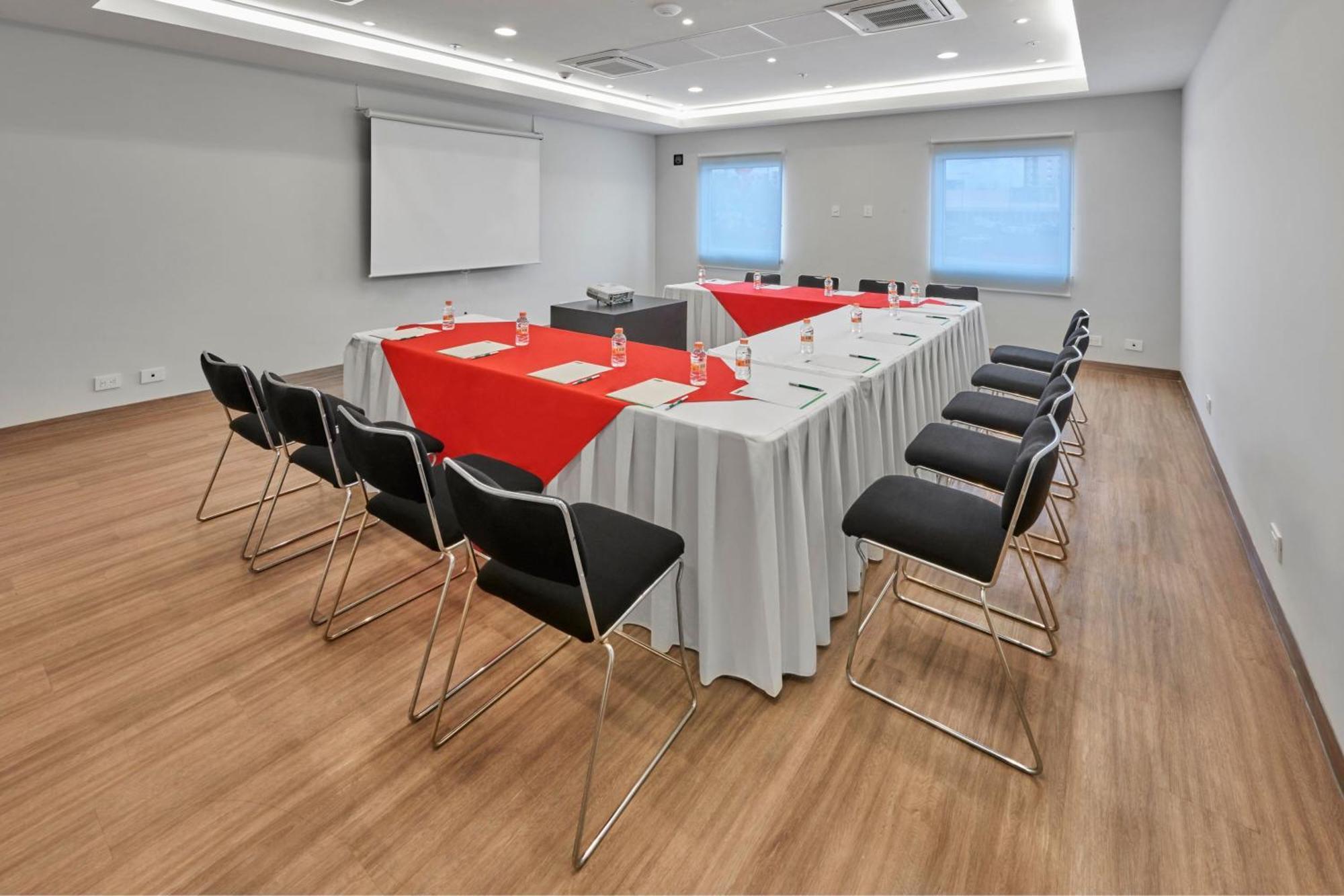 City Express Junior By Marriott Leon Centro De Convenciones Bagian luar foto
