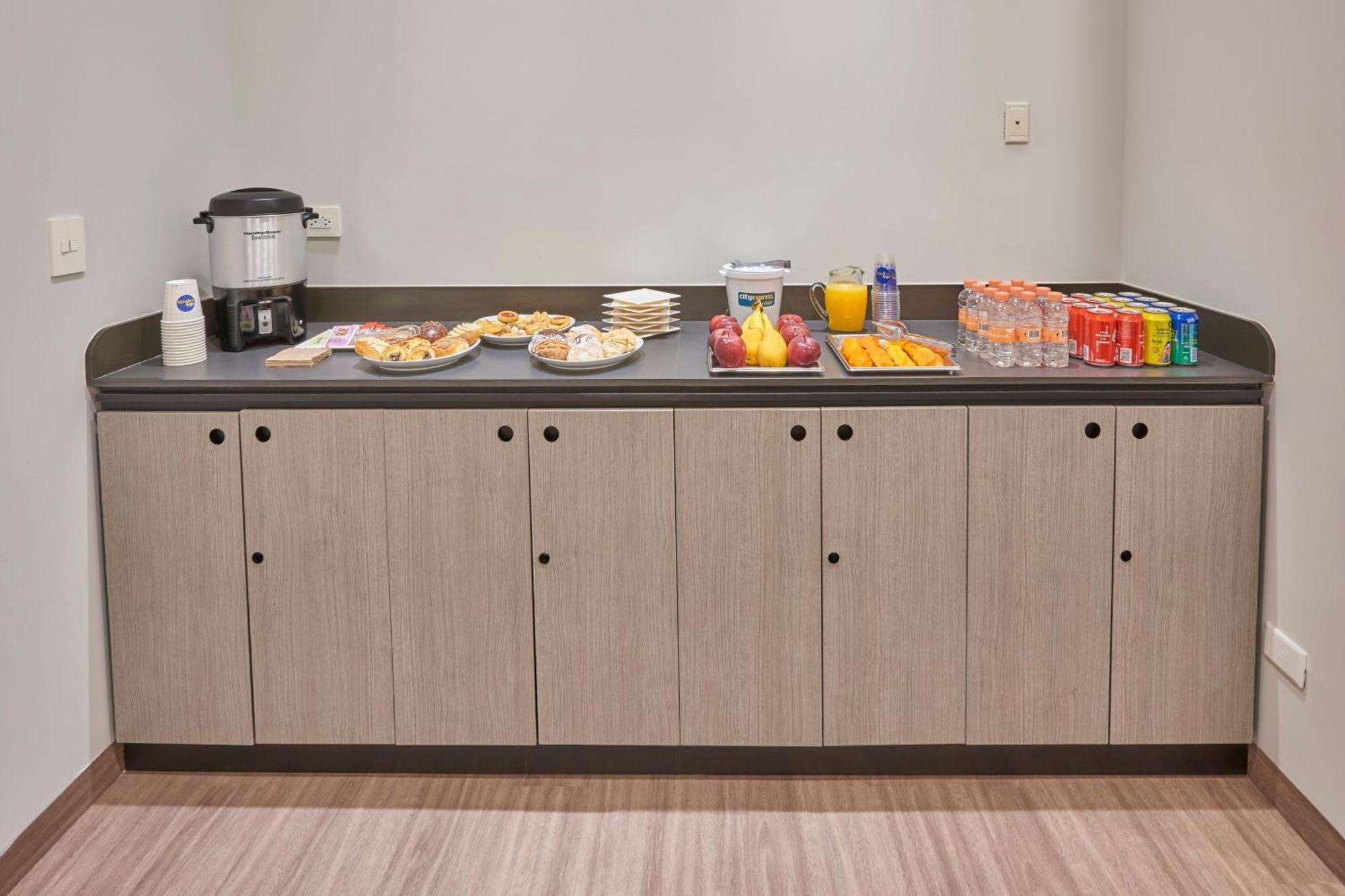 City Express Junior By Marriott Leon Centro De Convenciones Bagian luar foto