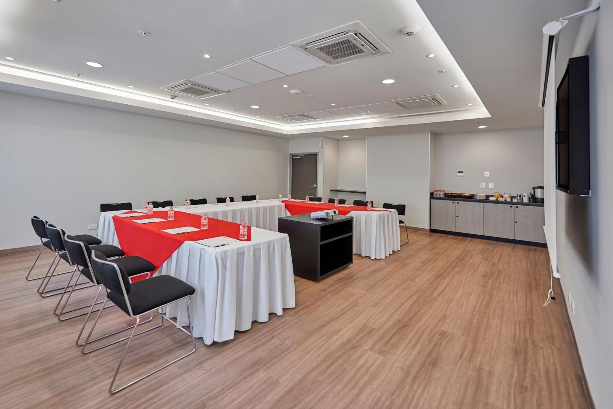 City Express Junior By Marriott Leon Centro De Convenciones Bagian luar foto