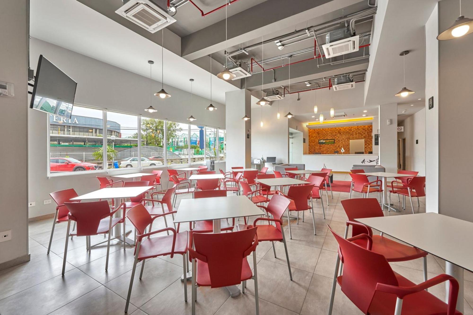 City Express Junior By Marriott Leon Centro De Convenciones Bagian luar foto