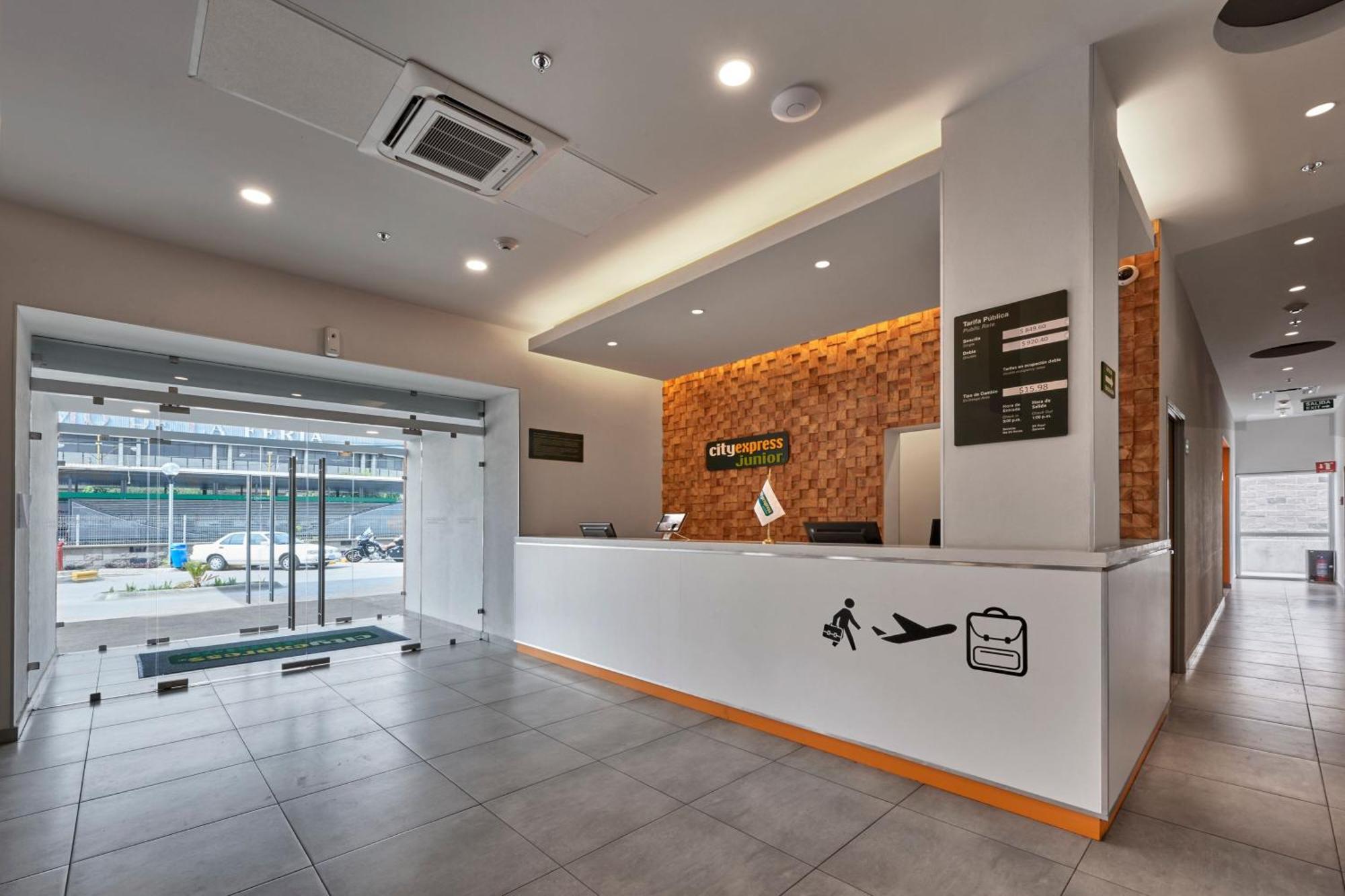 City Express Junior By Marriott Leon Centro De Convenciones Bagian luar foto