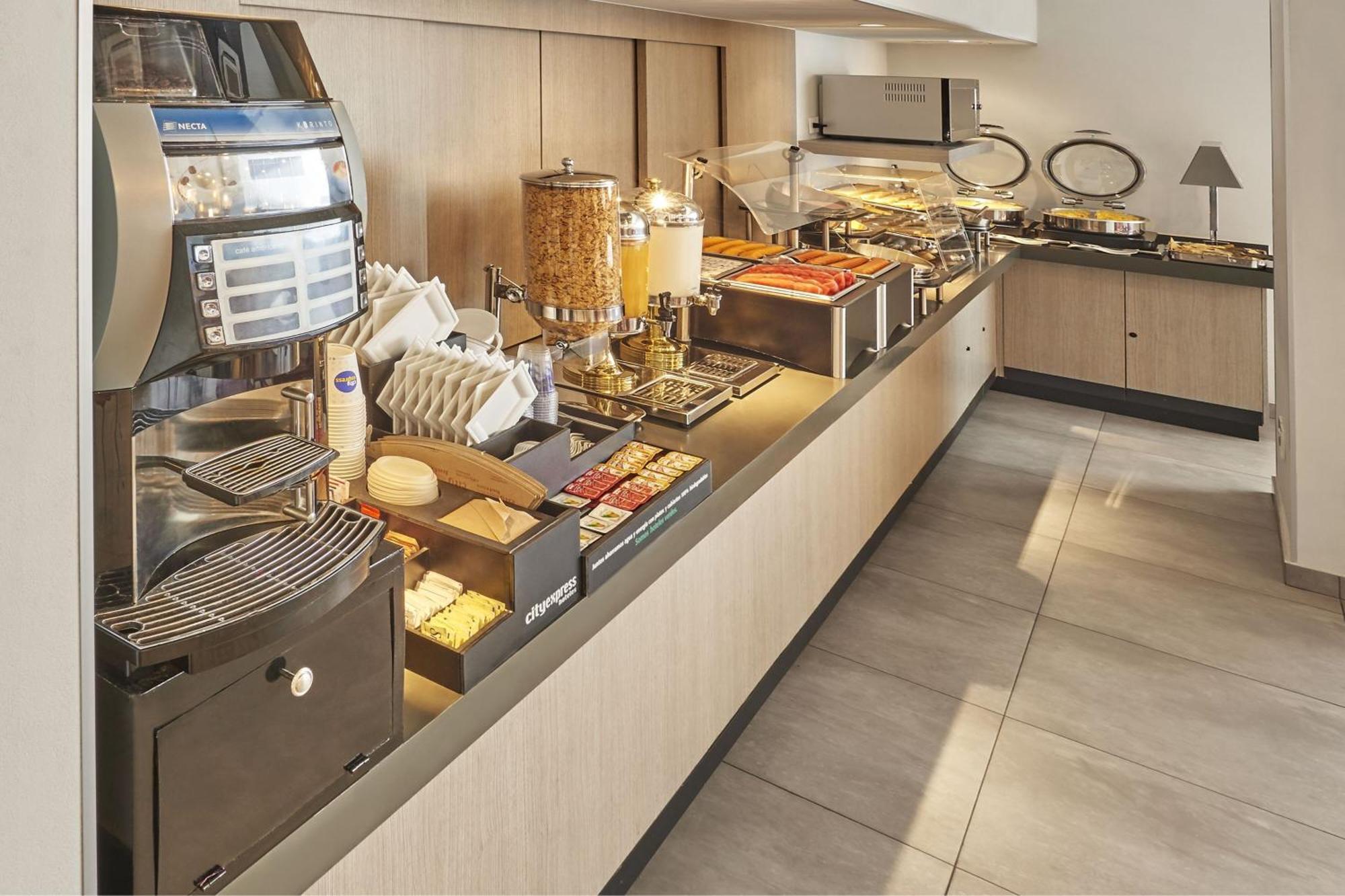 City Express Junior By Marriott Leon Centro De Convenciones Bagian luar foto