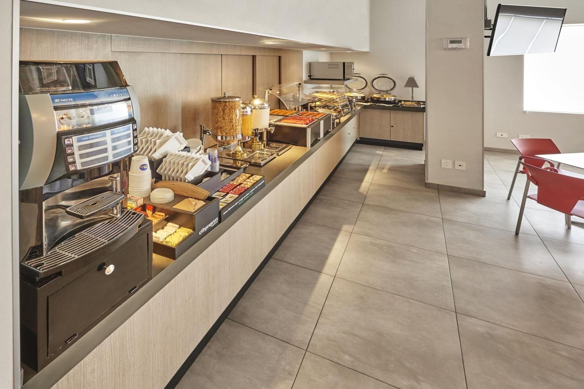 City Express Junior By Marriott Leon Centro De Convenciones Bagian luar foto