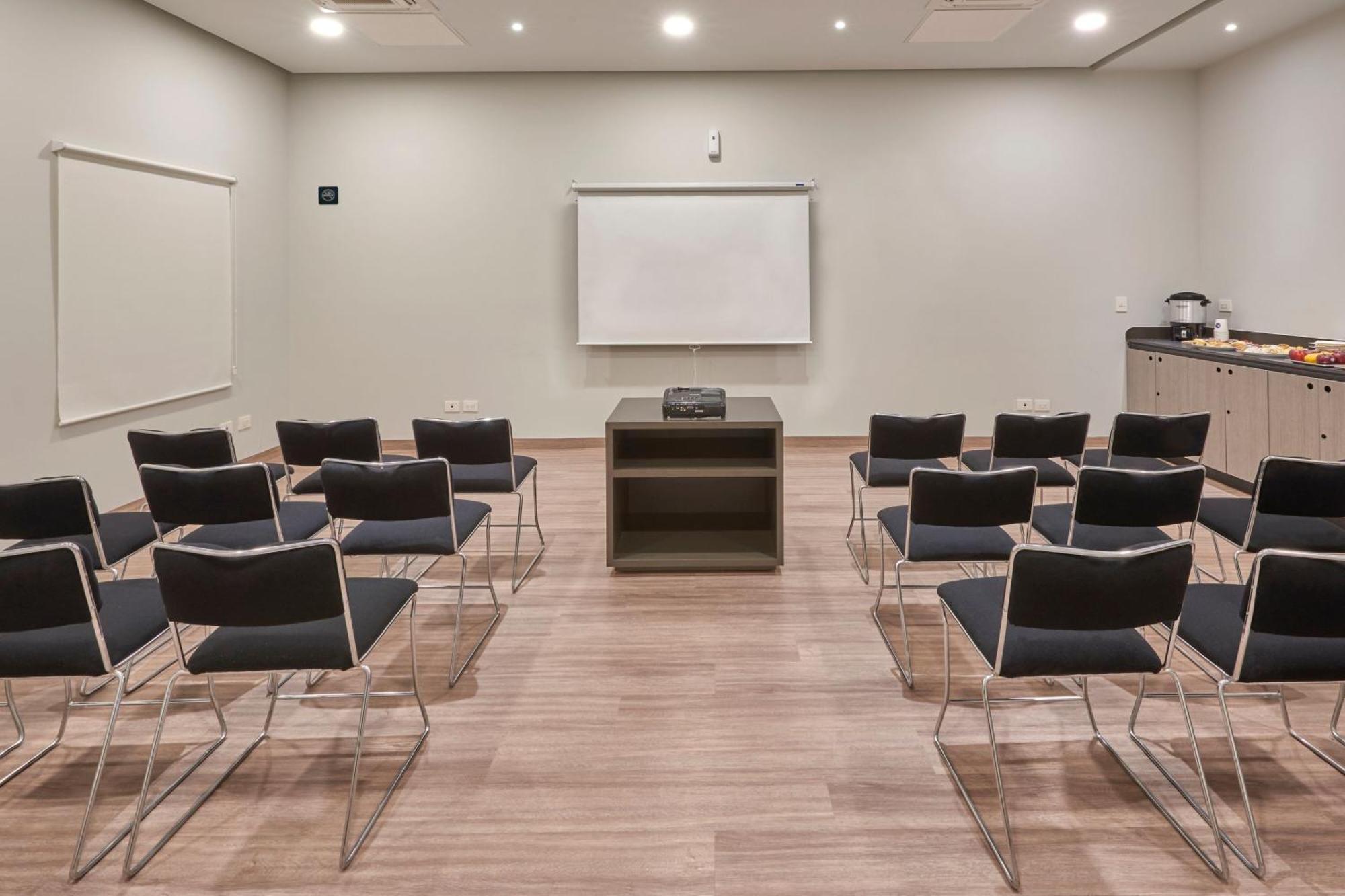 City Express Junior By Marriott Leon Centro De Convenciones Bagian luar foto