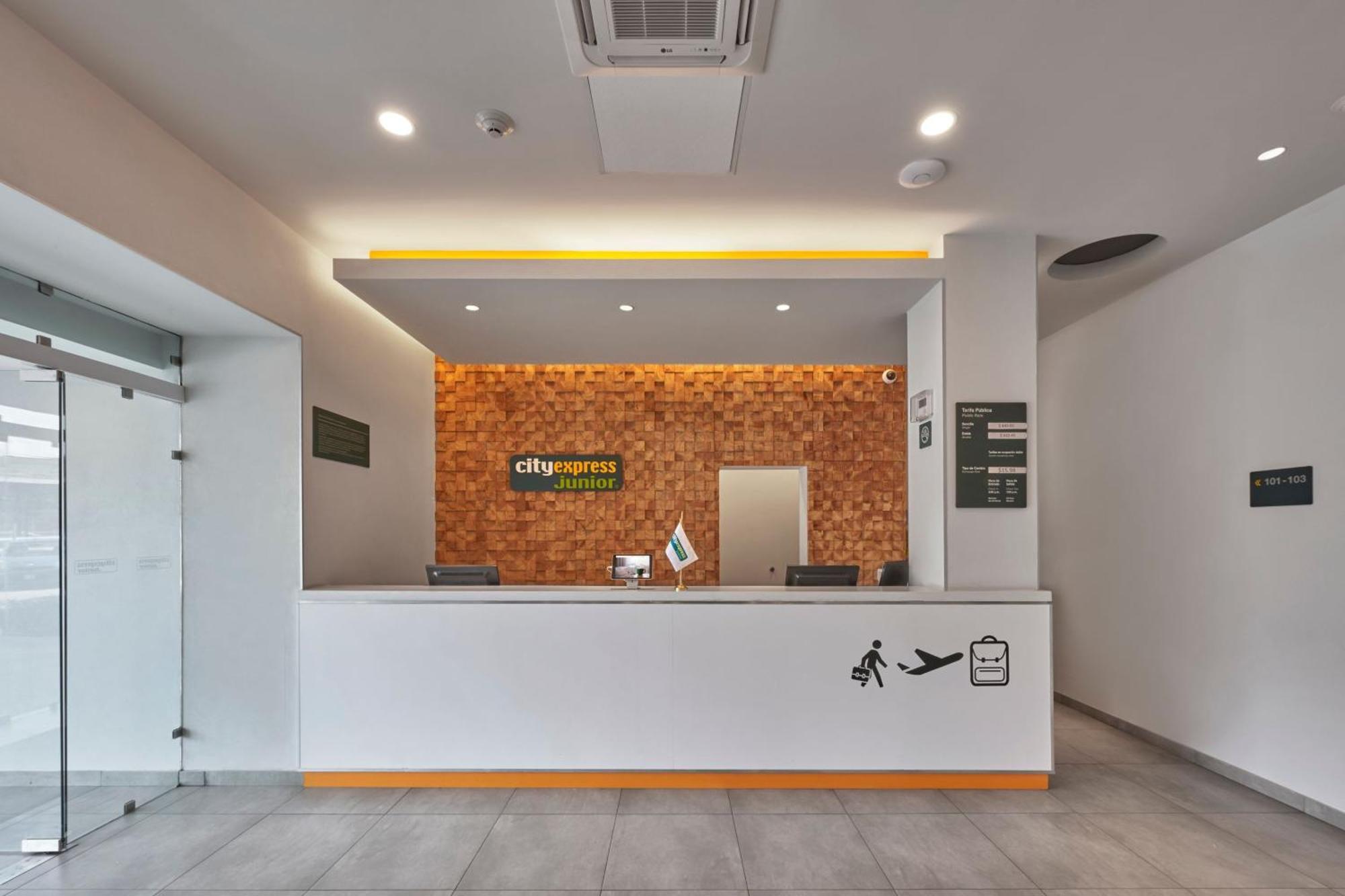 City Express Junior By Marriott Leon Centro De Convenciones Bagian luar foto